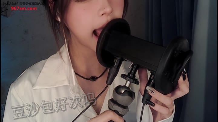 #ASMR   #豆沙包好次吗    紫色 舔耳