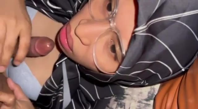 Video lucah awek tudung melayu kacamata bjsogewd hisap batang
