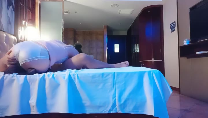 【探花精选】极品美臀女技师，长相甜美按摩调情，脱下黑丝手指摸穴，翘起双腿舔逼，翘屁股后入套子掉了内射
