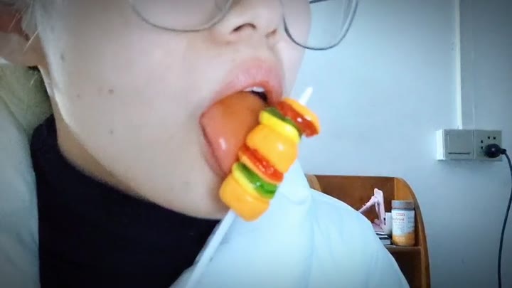#lia的晚安小屋 吃封面这个东西