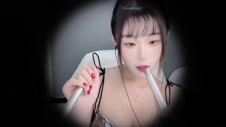 #桃子  银色包臀裙