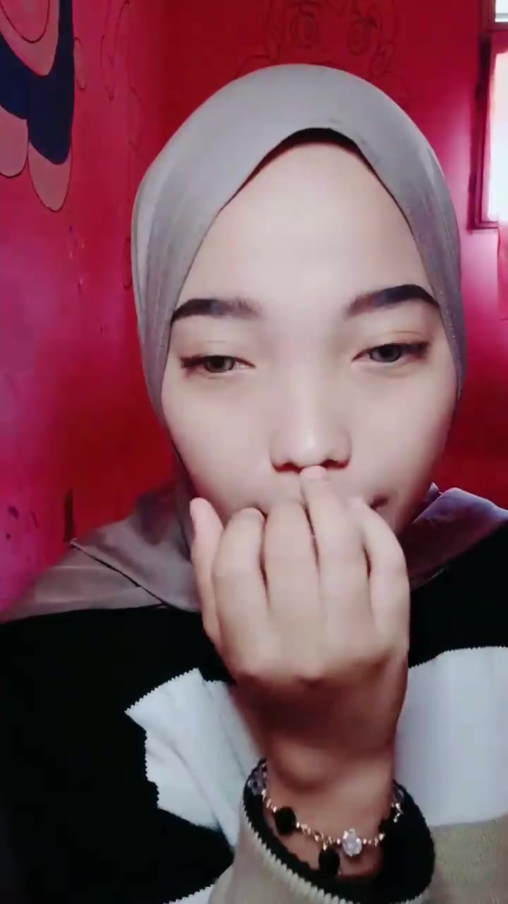 RIRI Perawan Tua Pamer Buah Dada