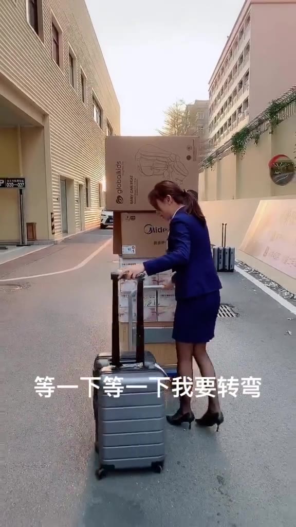 #正装#既能拿起钢笔签合同，又能拿起手推车搬礼品