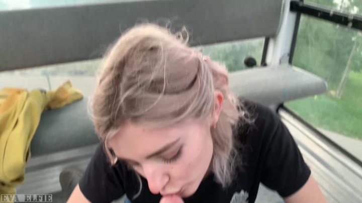 淫荡EvaElfie紧身牛仔裤苗条妹子在户外缆车上口交吞精