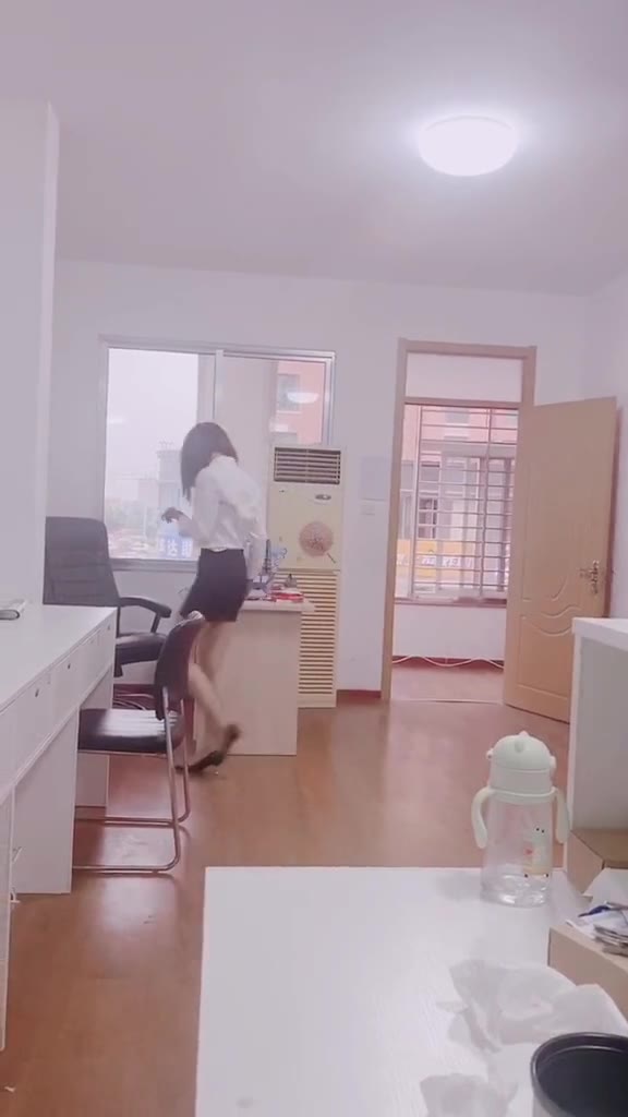 #正装#被同事偷拍到一个正在拿东西的我 同事说满
