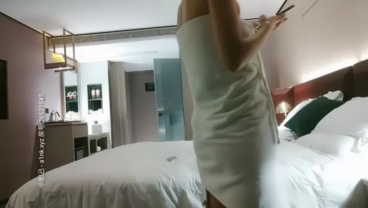【探花精选】高素质外围妹子，气质长发美女好身材招牌动作侧入，搞得妹子的呻吟声非常好听