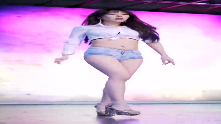 韩国女团饭拍现场，大长腿，牛仔热裤