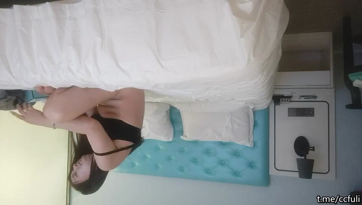 【#歌厅探花】06-04约操牛仔裤骚熟女，肉感身材，超近视角扣肥穴，插入骚逼没几下就射了