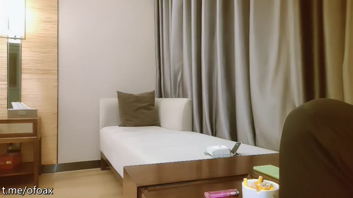 【探花精选】短发牛仔裤美女吃鸡啪啪 没感觉吗 怎么不叫 我不会叫 要怎么叫 妹子说在沙发有点紧张尴尬 被后入输出