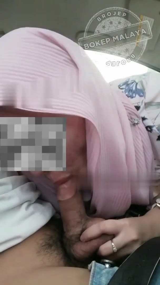 Sepongan Innocent MILF Jilbab Dalem Mobil - Malay Punya