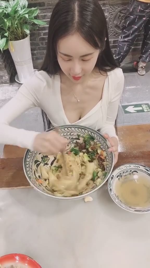 22_@抖音小助手  看在比我脸大的份上