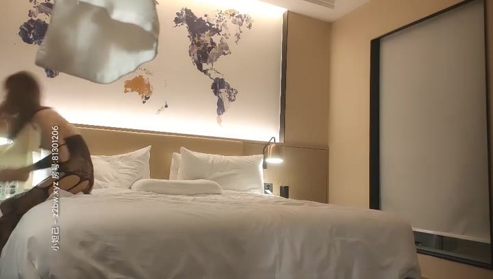 鸭总侦探 极品性感美女 身材高挑大长腿 小娇乳逼毛茂密 在床上被小哥操的娇喘不停