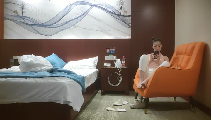 【#胖子工作室】哥只是个传说_高颜值紧身裤外围女神，穿上开档黑丝足交口交，对着镜头骑坐视角完美
