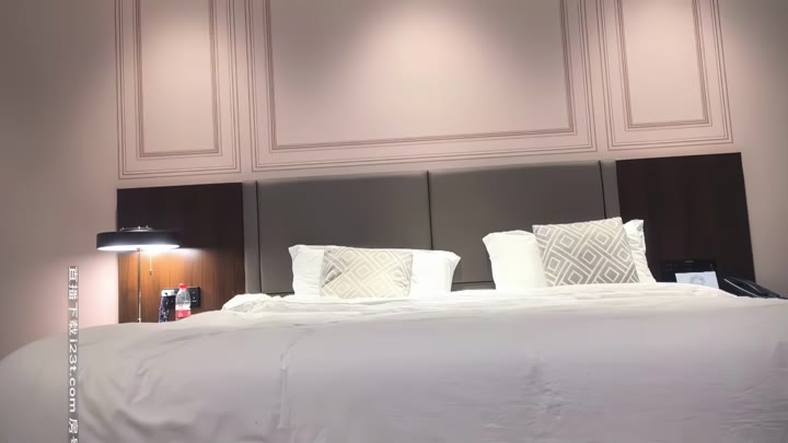 【#午夜寻花】长发碎花小背心，被干到身子抽搐不停