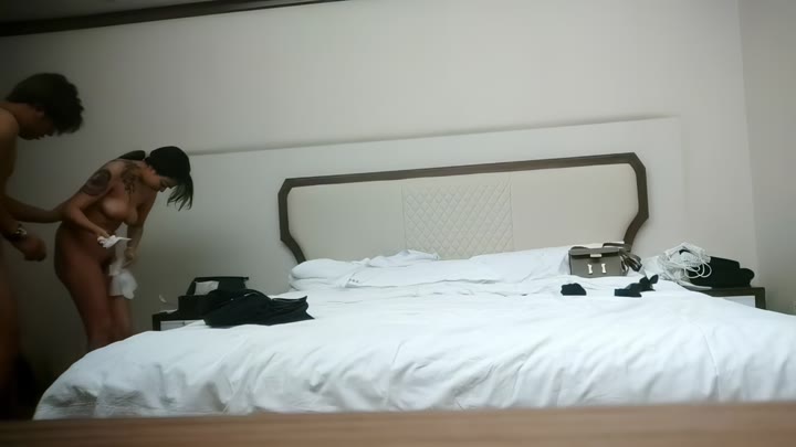 【#利哥探花】风衣纹身大奶妹，跪着舔弄大屌，扶腰后入爆插，骑乘位打桩机