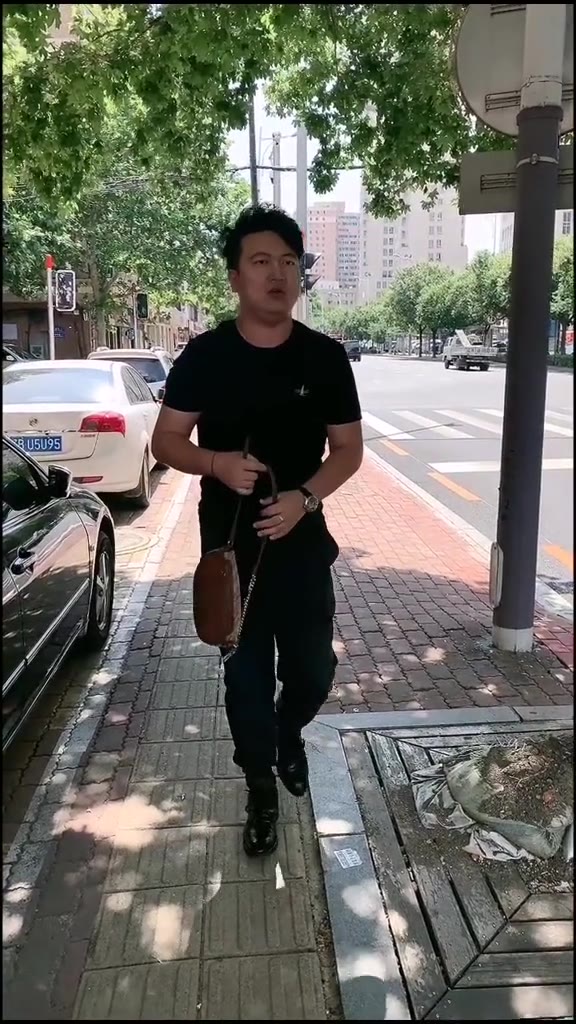 #正装#出门在外一定要保护好自己 他也就只是骨折