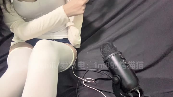 #1m8的烤猫猫 剪裁衣服➕摩擦白丝