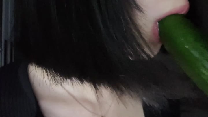 #ASMR     #Nana困薯    黄瓜🥒➕人声