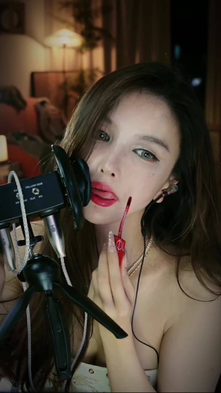 #ASMR    #大艺术嘉   红唇诱惑亲吻