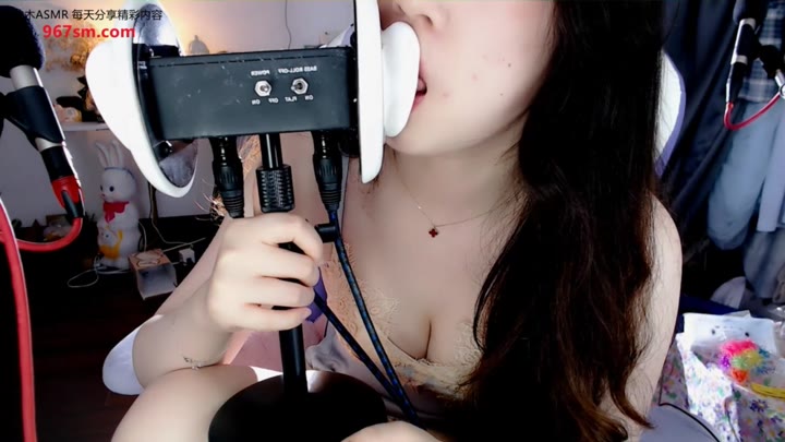 #ASMR    #绮夏    姐姐舔耳弹舌