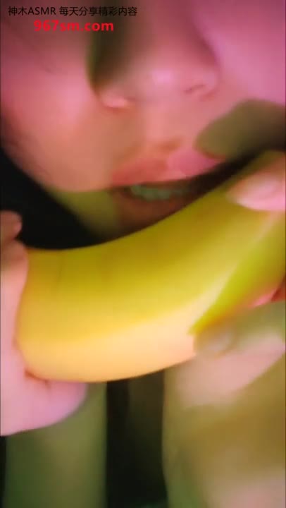 #ASMR   #钰钰璟   吃香蕉口腔音