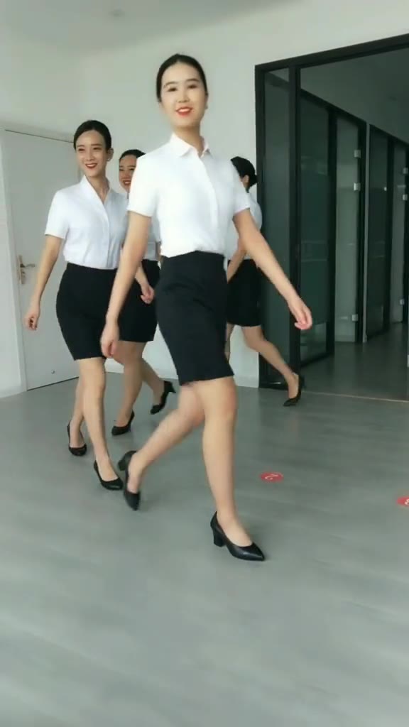 #正装#空乘面试的进场气势很重要的，走姿，笑容，