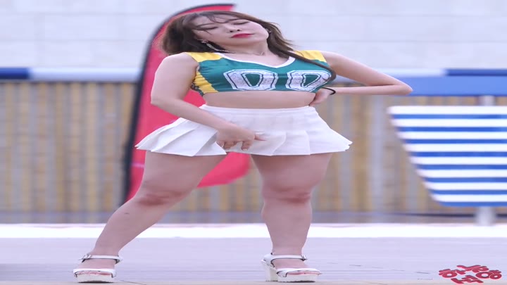 韩国女团超短裙户外热舞现场饭拍