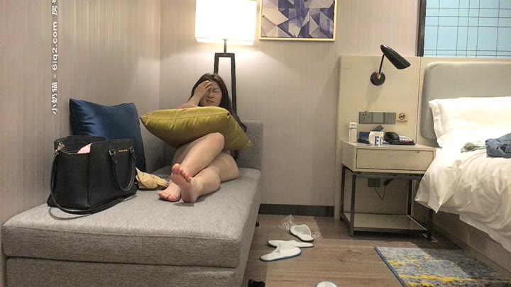 【一屌探花】高颜值妹子，沙发上摸逼口交扭动诱惑骑坐猛操 丰满车模被操到喊不行了