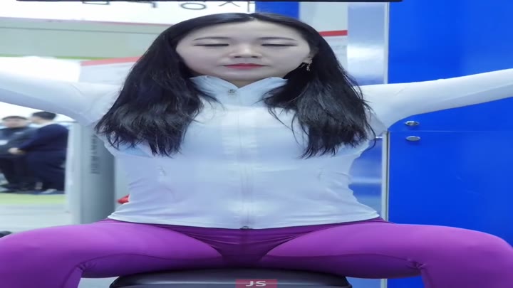 韩国美女教练紧身裤健身实拍