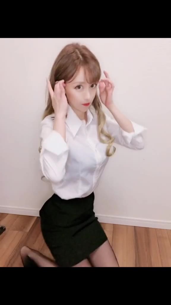 #正装#单膝起立挑战！！！@抖音小助手