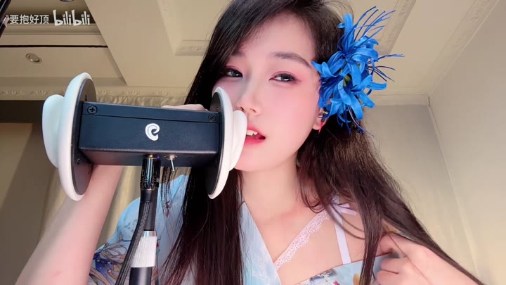 【ASMR】要抱好顶 女友用嘴巴帮你清理耳朵