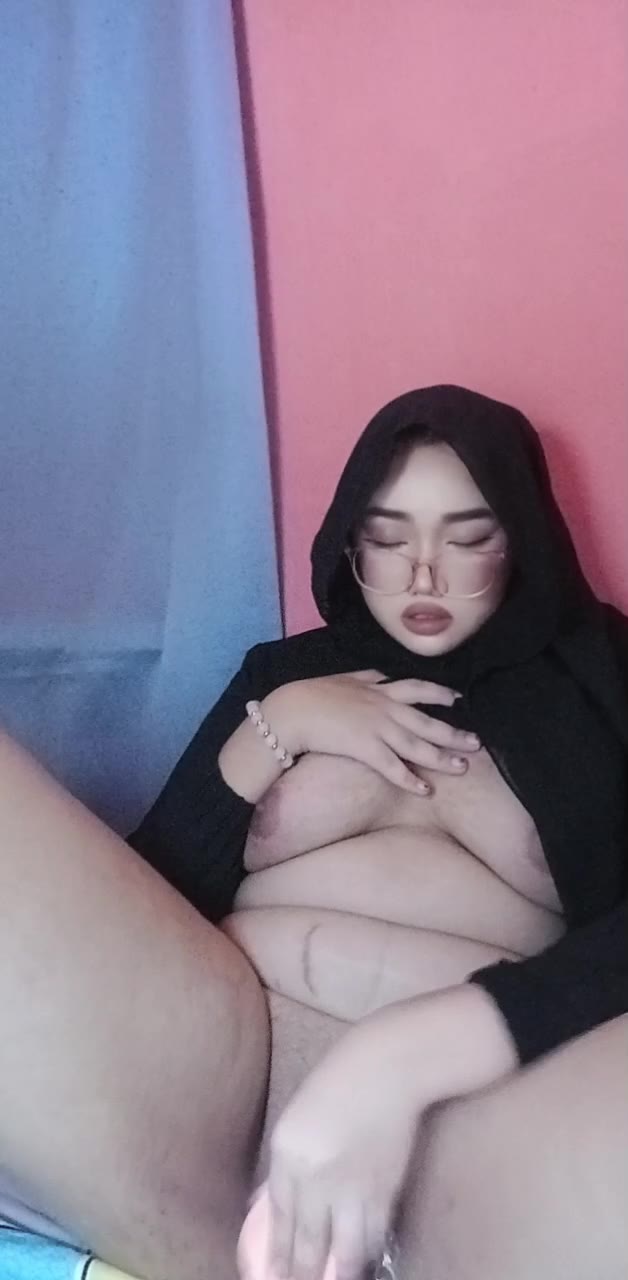 Video lucah awek sekolah tudung malay kacamata Damia zahraa lancap pakai dildo pink