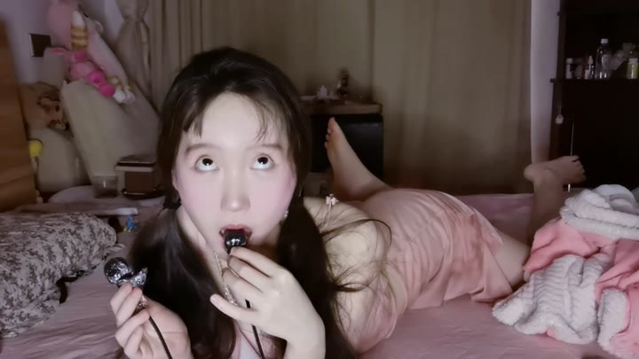 #ASMR    #Yidan的窝窝     🛏上略略😋 舌🐰🍓