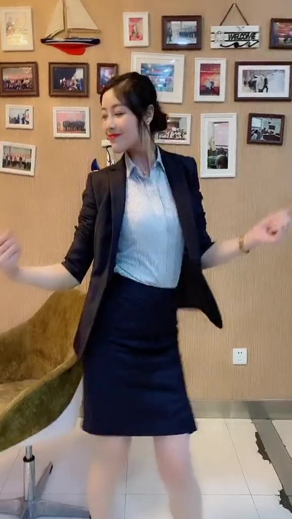 #正装#开完会同事让我来一段代表证券挑战下银行小