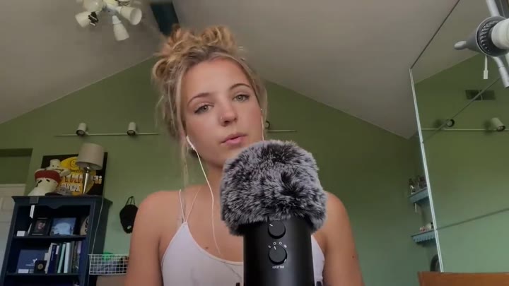 ASMRSENSITIVEWETMOUTHSOUNDS💦(miclicking,tongueswirling,kisses)
