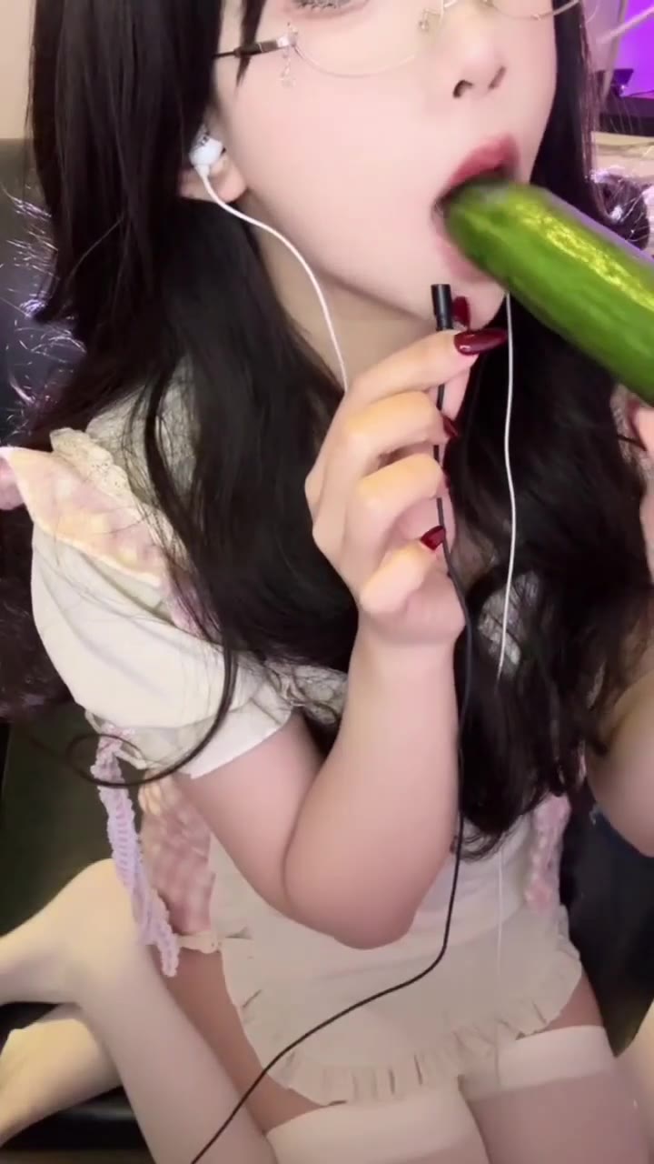 #快手灵儿 白丝小厨娘 口黄瓜