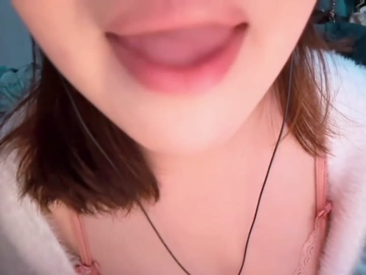 #夜猫子 深V舔屏