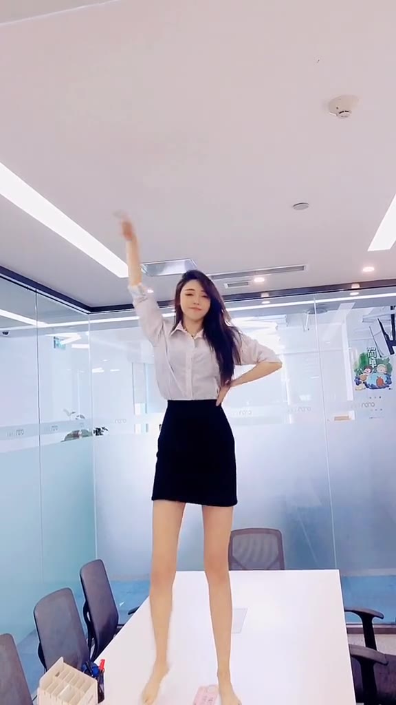 #正装#一个人加班，嗯…感觉整个公司都是我的了…