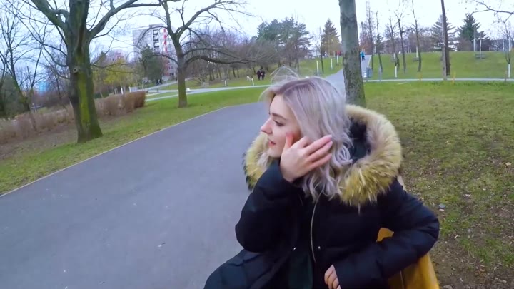 苗条可爱少女伊娃·埃尔菲 Eva Elfie为了金钱户外口交吞精液