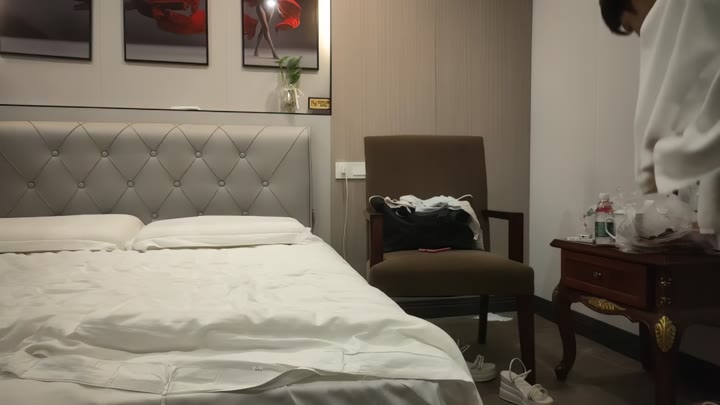 【#熟女探花】包臀裙良家兼职妹，超大乳晕，像是刚生完小孩