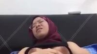 Syazwani Jilbab Masturbasi Berfantasi Di Kamar