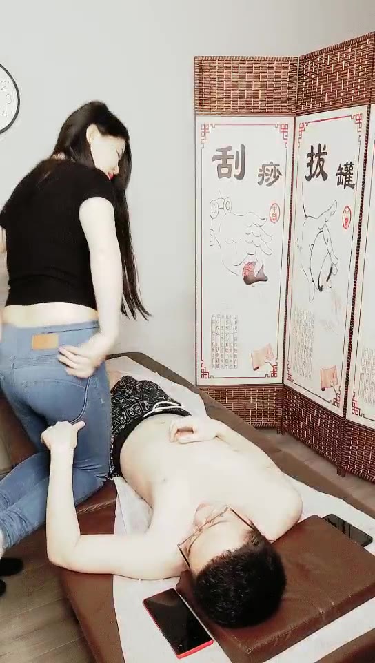 【#权少很骚呐】11-17漂亮小少妇，风情万种超有女人味，肤白貌美，紧身牛仔裤下，白嫩胴体，女上位浪叫震天真是骚