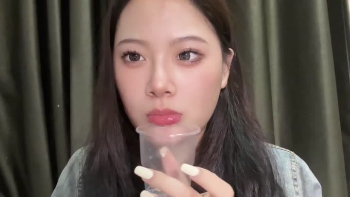 #Bob1啵啵   含李子流到杯子里喂你