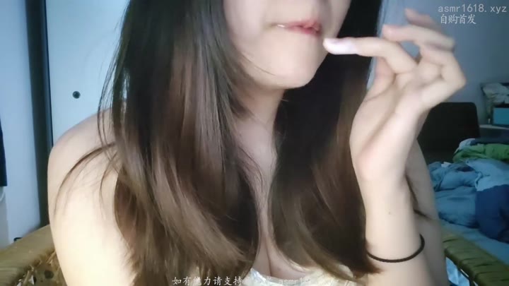 #咩咩米吗莫 舔涂满酸奶的手指