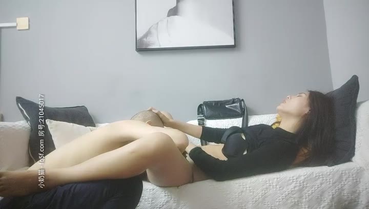 【B哥探花】约了个黑衣少妇啪啪，近距离拍摄口交上位骑坐抽插猛操，