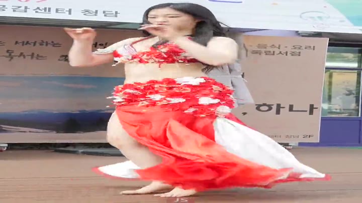 韩国女团大红裙肚皮舞现场饭拍