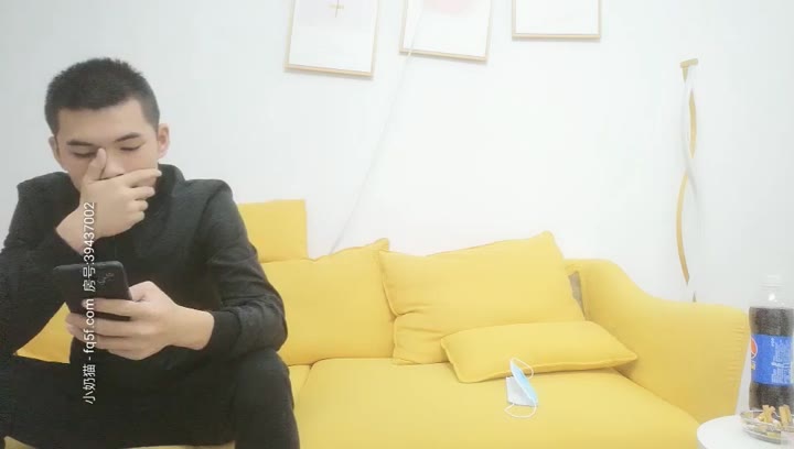 【小陈头星选】约操甜美学生妹，沙发近景啪啪_激情四射各种角度，小姐姐被干高潮好陶醉,