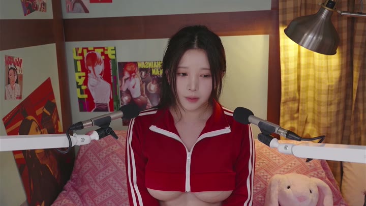 #Yoonying  超特写湿润舔耳和自由对话  （压轴依然是允英啦，开幕雷击）