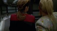 Star Trek Voyager S03E12 - Macrocosm.mp4