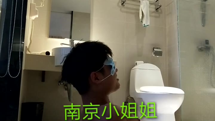 南京小姐姐 对着狗嘴尿尿